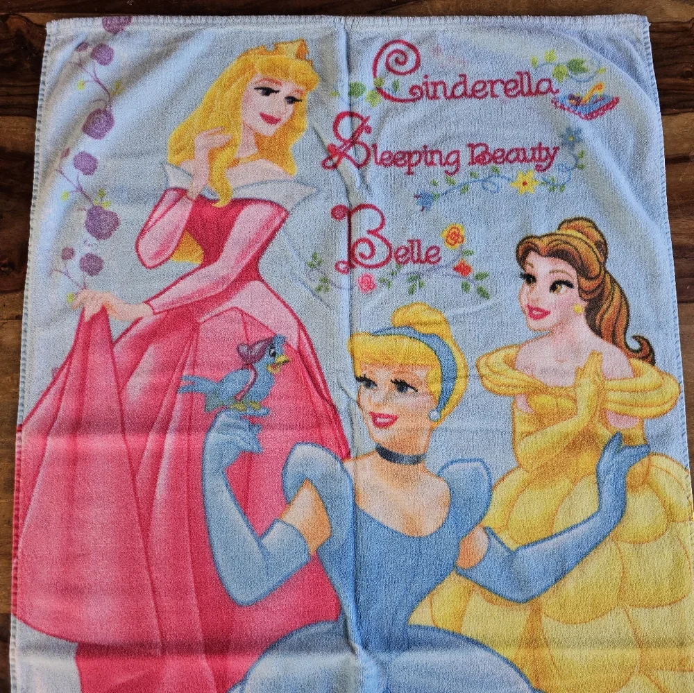 Disney Princesses Vtg Beach Towel Cinderella, Sleeping Beauty, Belle 27